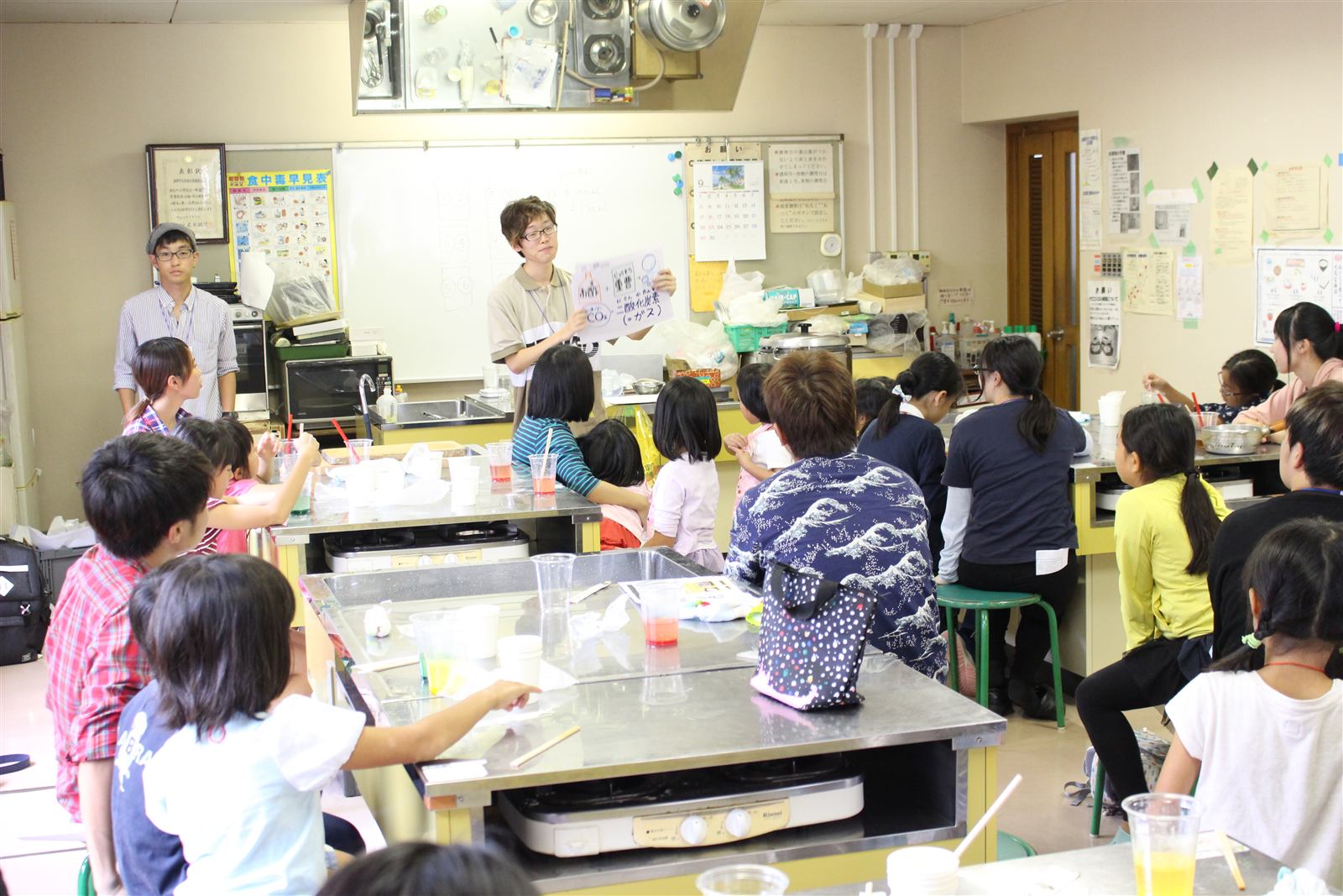 大学生が実演しながら子どもたちに説明する様子